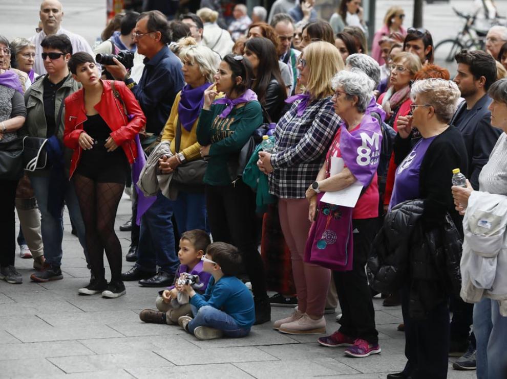 Cerca de doscientas personas se concentran contra la violencia machista y condenan la agresión sufrida por una joven en Miralbueno