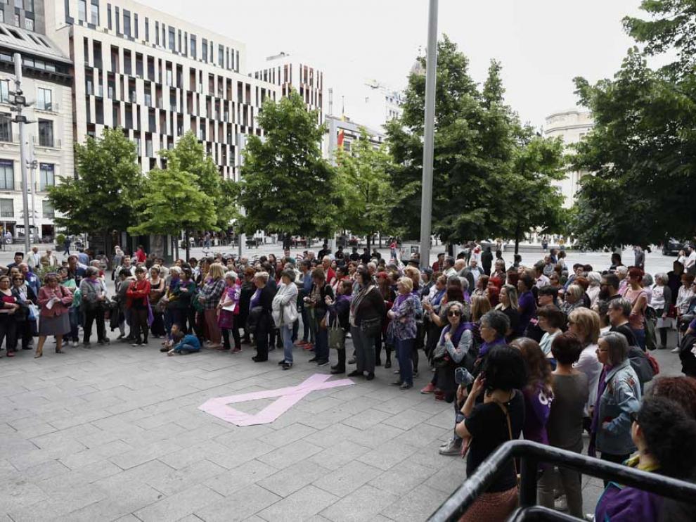 Cerca de doscientas personas se concentran contra la violencia machista y condenan la agresión sufrida por una joven en Miralbueno