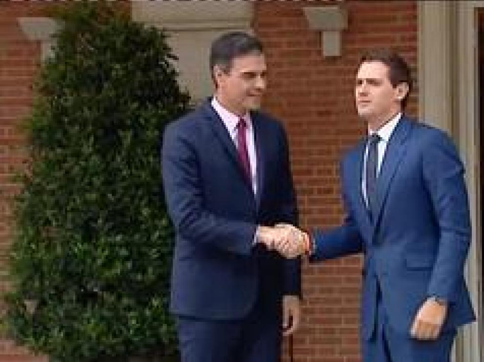 Pedro Sánchez ha recibido esta mañana al presidente de Ciudadanos, Albert Rivera, en La Moncloa. Ambos se han saludado con un apretón de manos, aunque ha tenido que ser el presidente en funciones quien tendiese la mano nuevamente a Rivera para posar ante los medios gráficos.