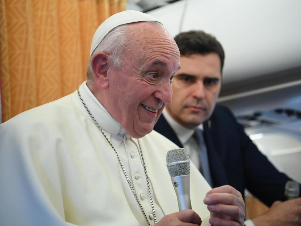 El papa Francisco este martes durante el vuelo a Skopje.