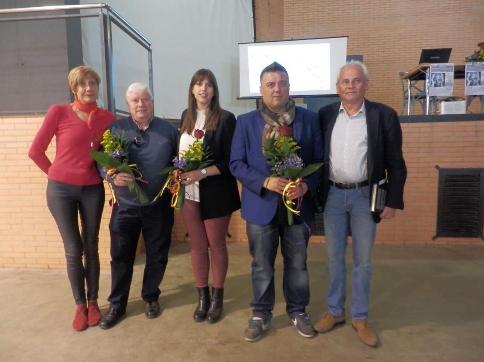 Judith Miralles (con una flor), junto a los historiadores Pepe Sédano y Fran Martín, y el alcalde de Villamayorm de Gállego, José LUis Moreno