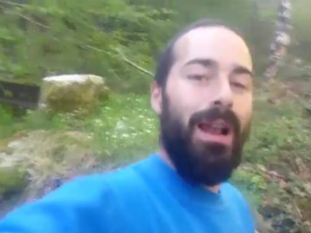 El ganadero youtuber Nel Cañedo en un vídeo en el que critica la polémica sobre las gallinas y el hotel rural