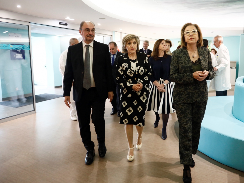 Lambán, Carcedo y Pilar Ventura, en el hospital Materno Infantil.