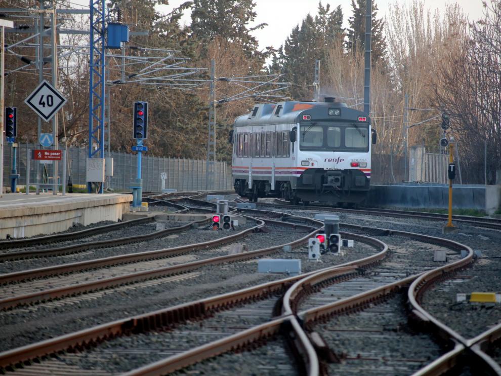 Un tren 'tamagotchi', en la línea de Canfranc.