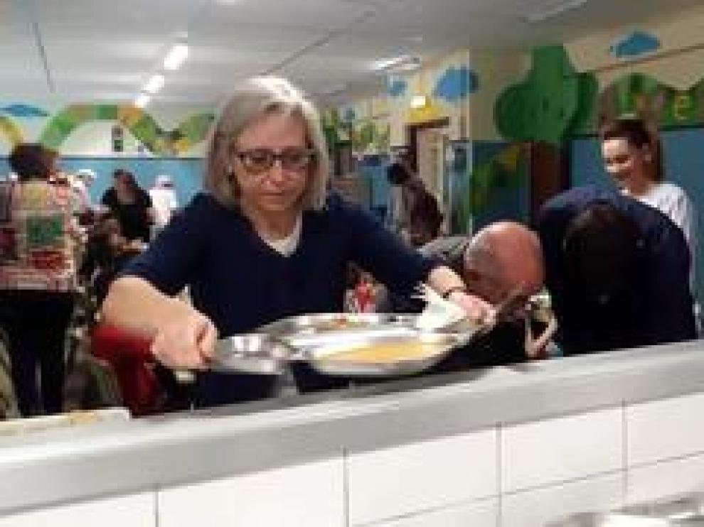 Siete representantes de PP, PSOE, Podemos, PAR, Ciudadanos, CHA e IU comen en el colegio María Moliner, invitados por la Plataforma por unos comedores escolares públicos de calidad.