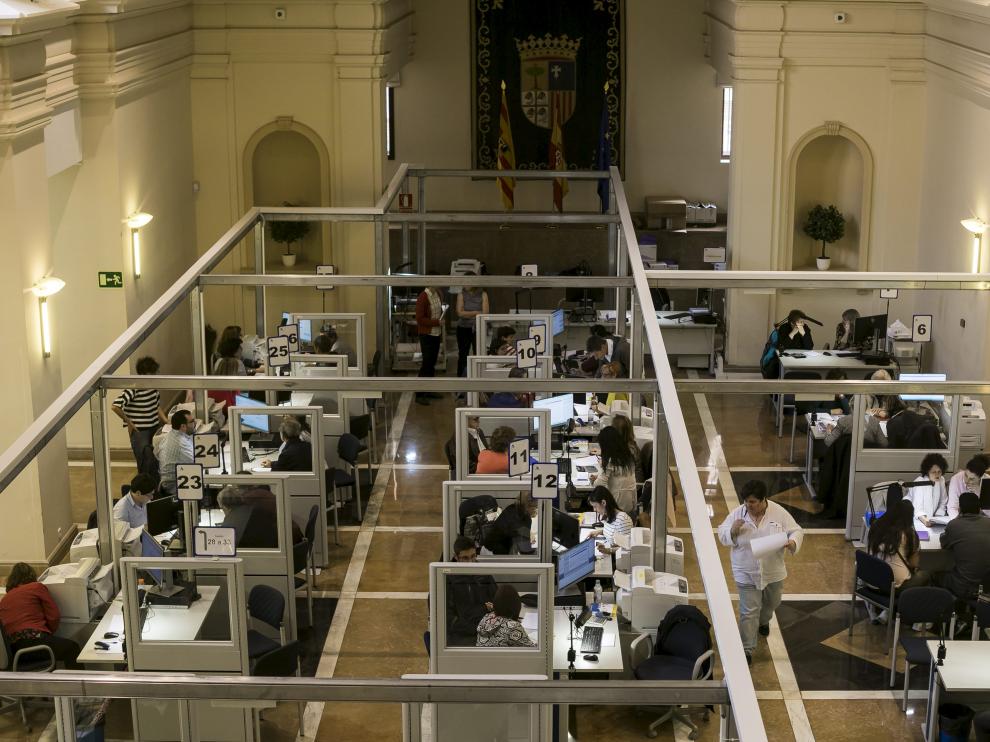 Oficinas instaladas el pasado año por Hacienda en la sede del Gobierno de Aragón en la plaza San Pedro Nolasco de Zaragoza para la realización de la declaración de la renta de manera presencial.