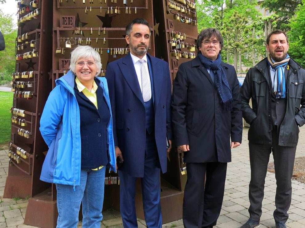 Carles Puigdemont con Clara Ponsatí, Antoni Comí, acompañados por su abogado.
