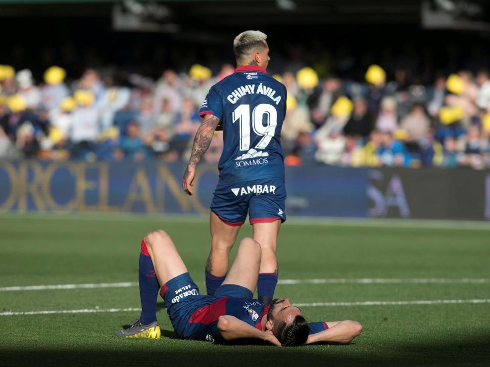 Chimy Ávila, de pie, y Enric Gallego, durante el partido de Villarreal.