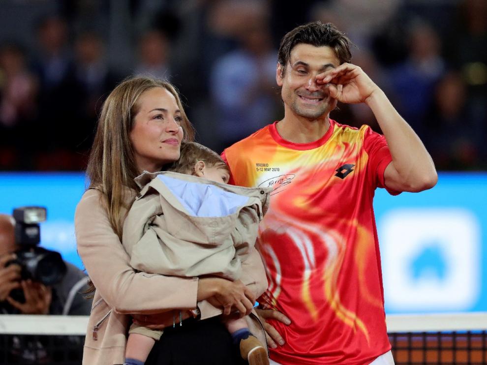 Un emocionado David Ferrer, este miércoles, junto a su mujer y su hijo.