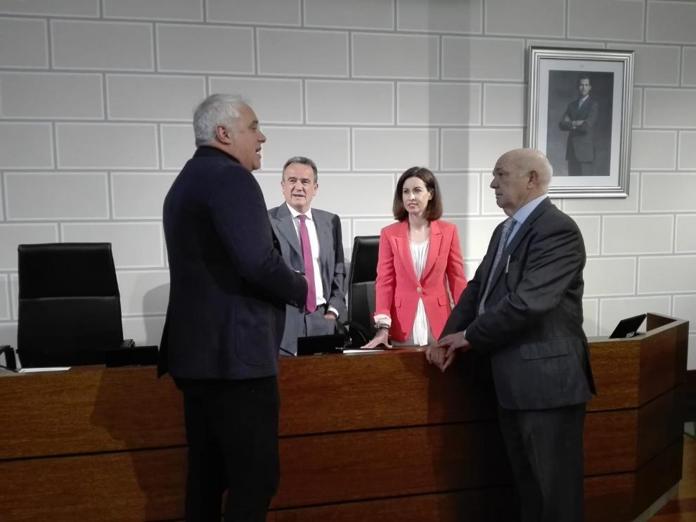 El presidente de la DPZ, junto a algunos diputados.