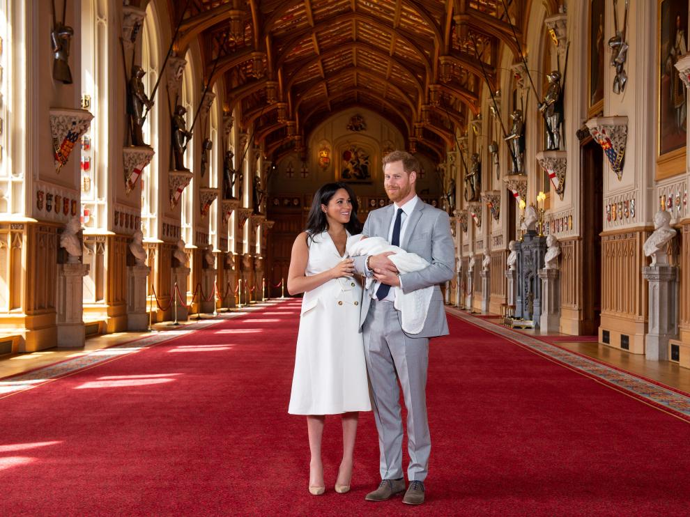 El príncipe Harry y Meghan presentan a bebé Sussex en sociedad.
