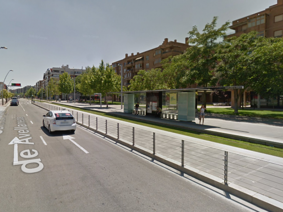 Los hechos han tenido lugar a las 14.00 junto a la parada de la calle Margarita Xirgú.