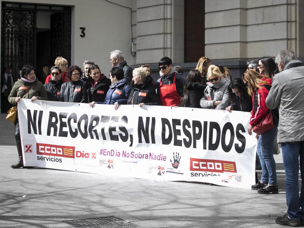 Trabajadores de DIA en una concentración en Zaragoza en protesta por los despidos.