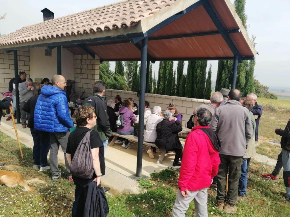Los vecinos reunidos durante el almuerzo junto al templo.