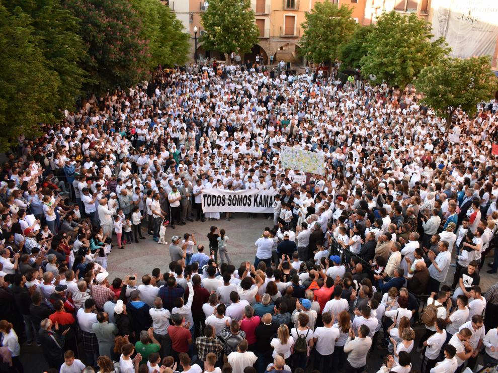La Plaza de España de Caspe se llenó este jueves por la tarde durante la concentración en favor de Kamal.