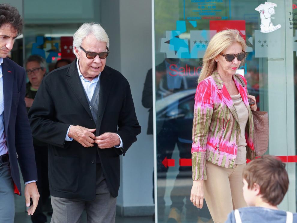 Felipe González, acompañado de su esposa, sale del hospital en el que está ingresado Rubalcaba.