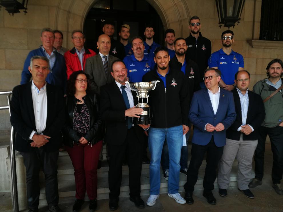El presidente de la DPT, Ramón Millán, pos con el trofeo de la liga acompañado de jugadores y directivos del CV Teruel y de los portavoces de los distintos grupos políticos.
