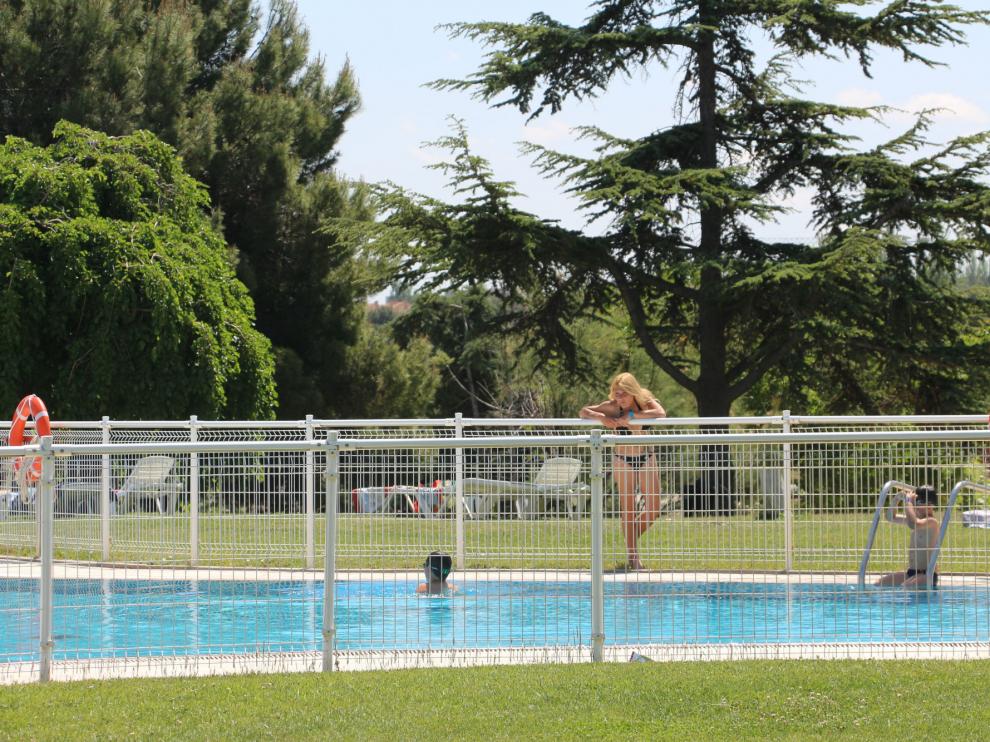 Piscina del camping municipal de Zaragoza, que ya ha comenzado la temporada de verano.