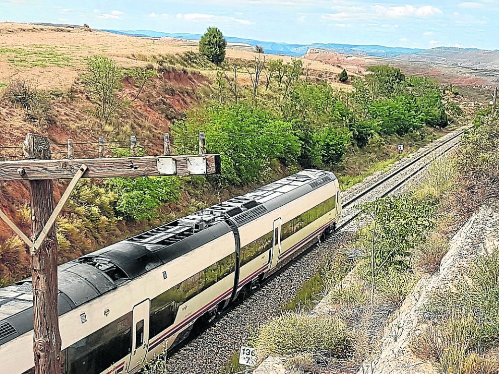 Un tren procedente de Valencia circula por las cercanías de la capital turolense.