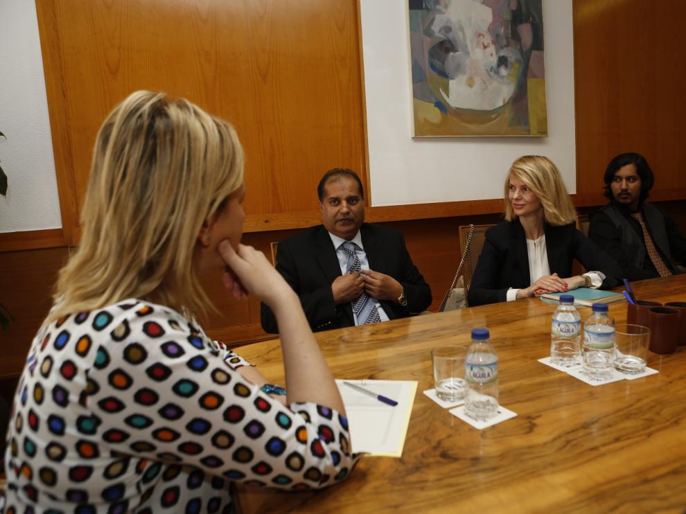 El director general del grupo pakistaní Yasin Pannu explica a la consejera de Economía del Gobierno de Aragón su proyecto inversor en Calanda (Teruel)