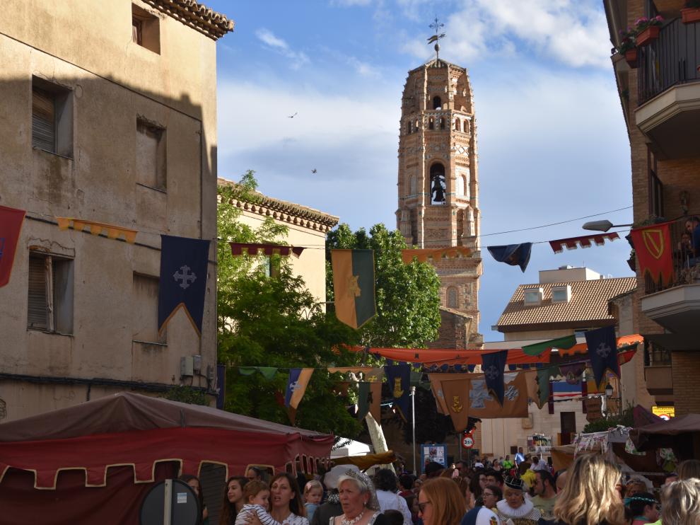 Ambientación de la Feria Mudéjar, con la torre al fondo.