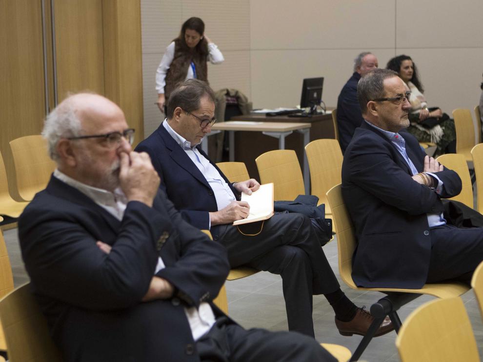 Carlos Esco (delante) en uno de los juicios del caso Plaza