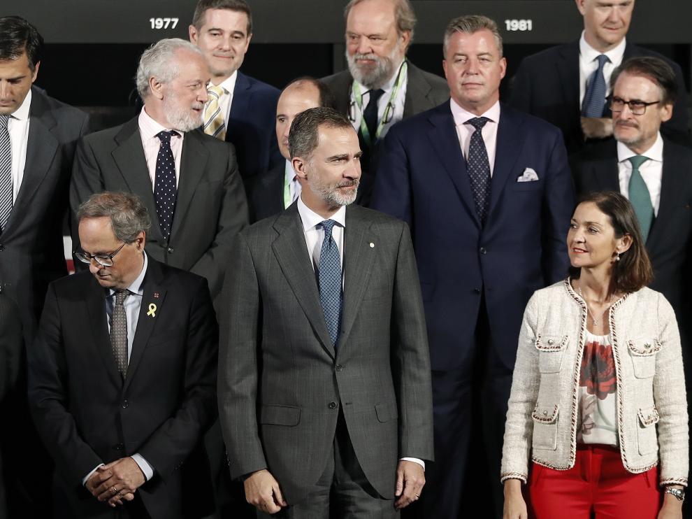 El rey Felipe VI y Quim Torra, junto a Reyes Maroto, en la inauguración de la edición del centenario del Automobile.