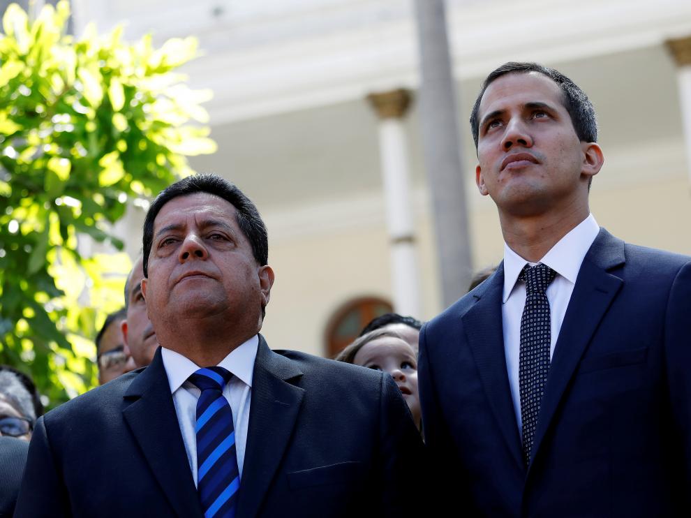 FILE PHOTO: Juan Guaido (R), new President of the National Assembly and lawmaker of the Venezuelan opposition party Popular Will (Partido Voluntad Popular), and lawmaker Edgar Zambrano of Democratic Action party (Accion Democratica), leave the congress after Guaido's swearing-in ceremony, in Caracas, Venezuela January 5, 2019. REUTERS/Manaure Quintero/File Photo VENEZUELA-POLITICS/COURT