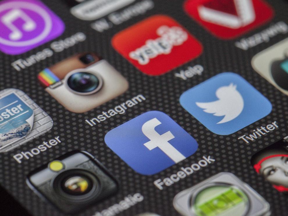 Por detrás de Instagram, Snapchat, pisándole los talones, y, acortando distancias: Facebook