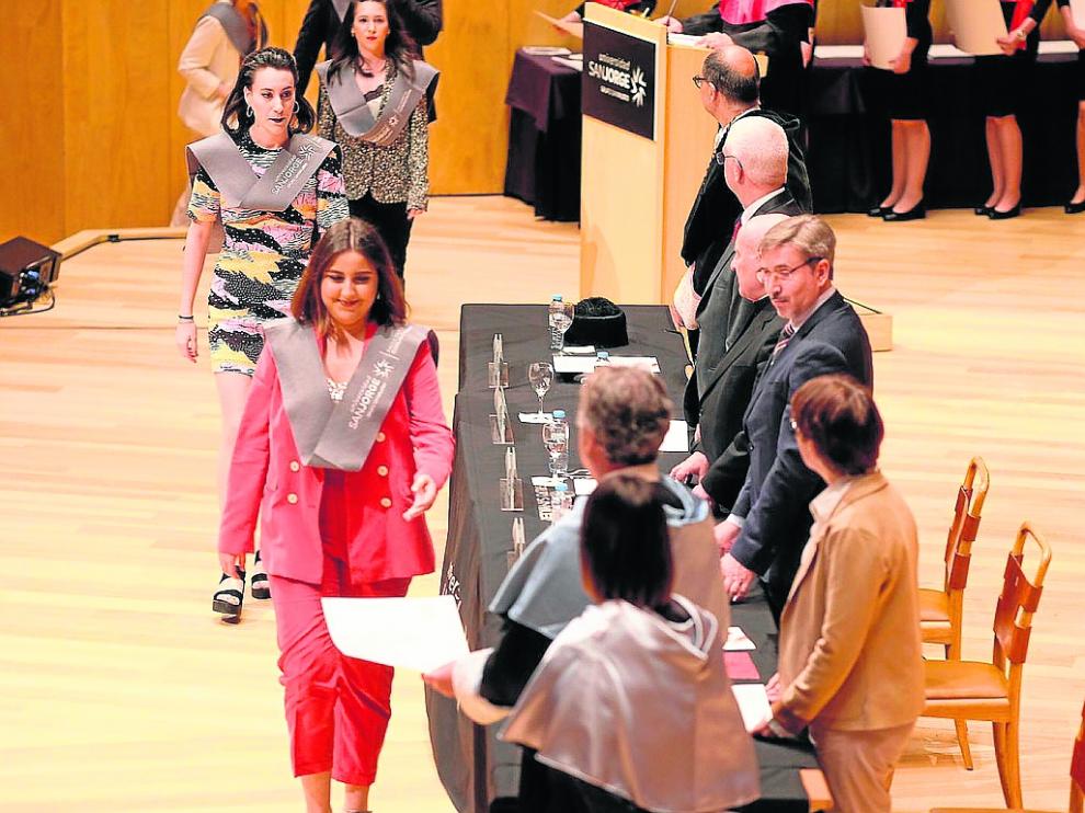 Casi 400 alumnos de la USJ recibieron este viernes sus diplomas de graduación.