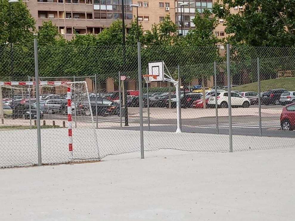 Las vallas que rodean el potrero han comenzado a levantarse y presentan hierros sueltos".