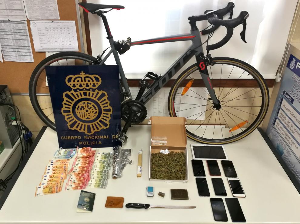 Bicicleta robada y otros materiales incautados en la operación policial contra un punto de venta de droga.
