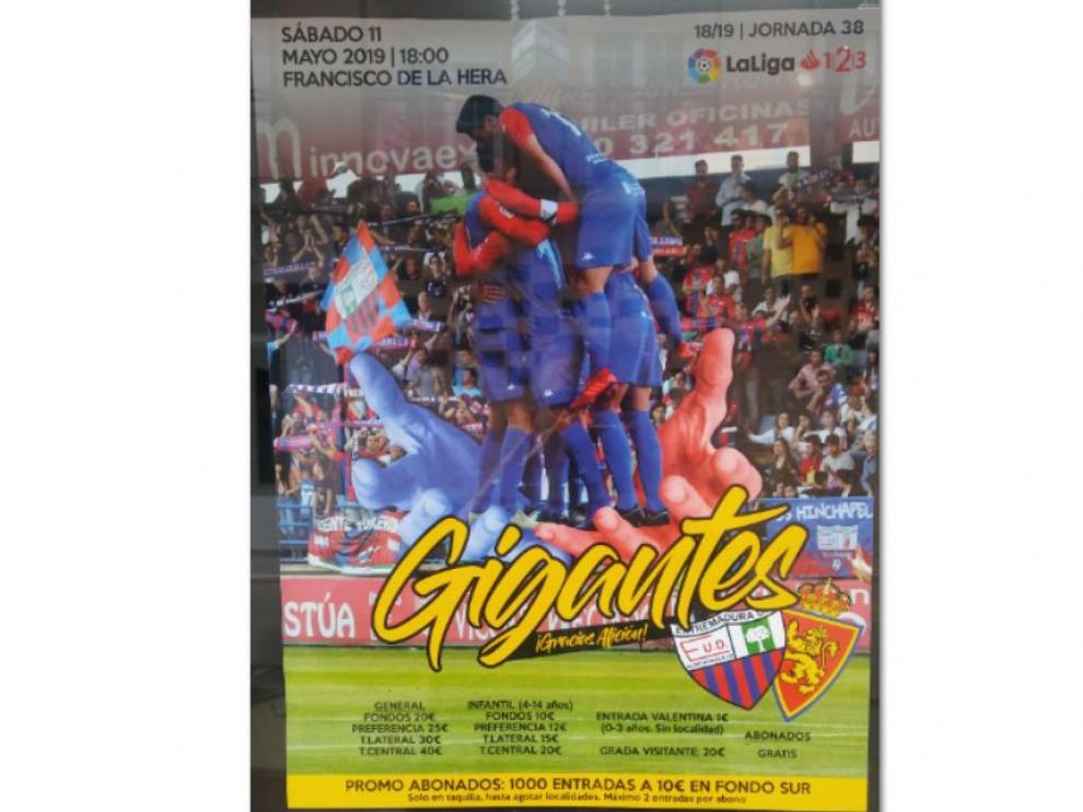 Así es el cartel anunciador del partido Extremadura-Real Zaragoza de este sábado en Almendralejo, reclamo que se expone en toda la comarca de la Tierra de Barros.