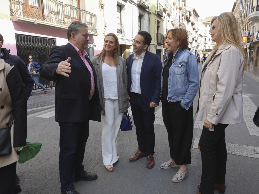 Fernando Carrera y Jesús Guerrero con otros candidatos del PAR en el Coso de Huesca.