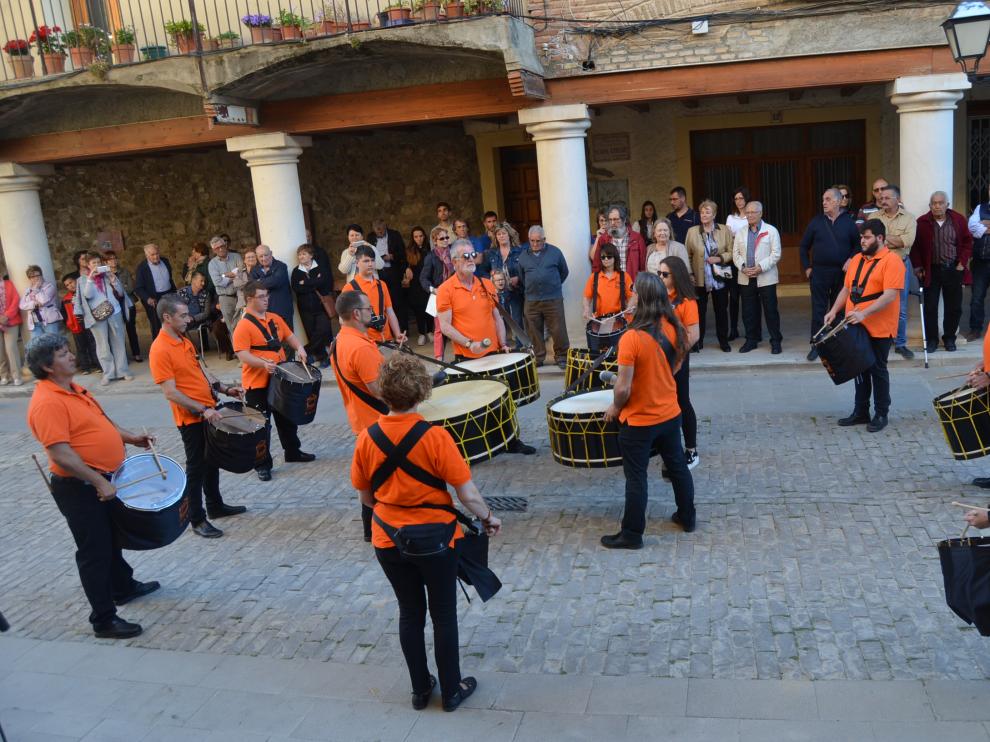 Unos 150 tambores hacen retumbar la plaza Mayor de Fonz.