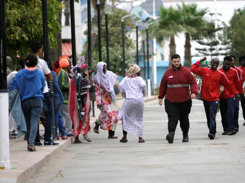 Algunos de los migrantes que han conseguido saltar la valla de Melilla.