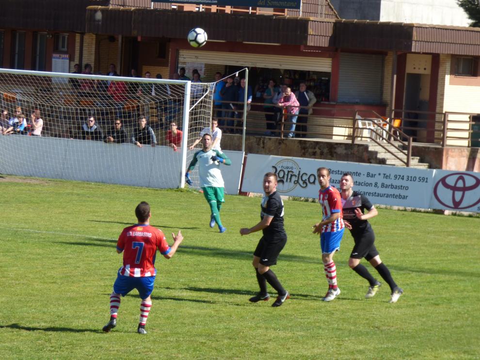 Acción de juego en el encuentro Barbastro-Gallur