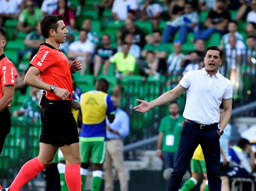 Francisco Rodríguez protesta una decisión del árbitro, en el partido contra el Betis.