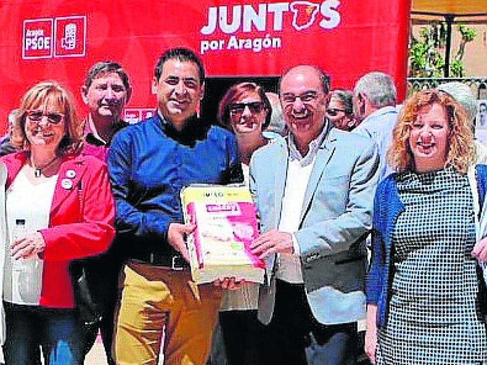 Lambán, con el regalo.
