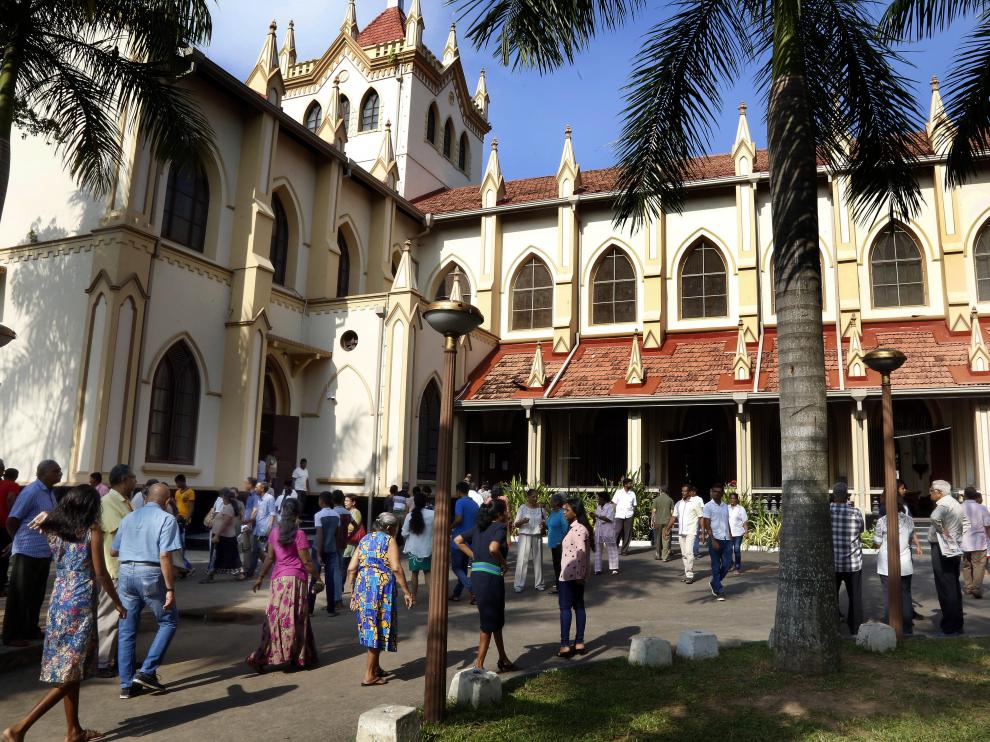 Los católicos de Sri Lanka vuelven a la iglesia de Colombo tras los atentados.