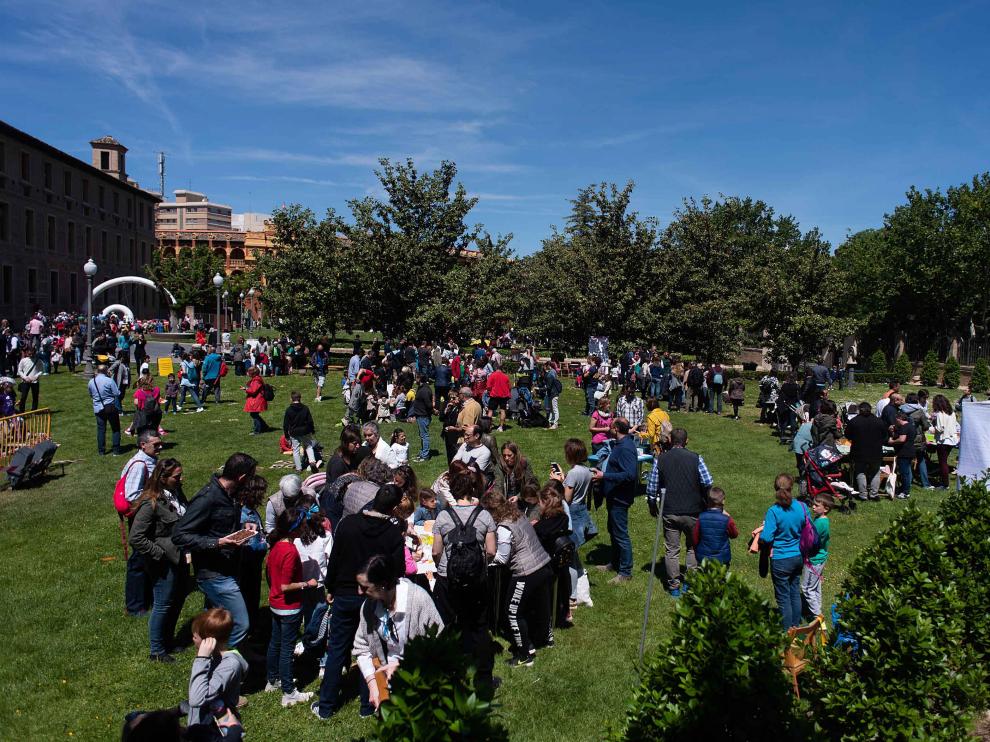 Los juegos y talleres se distribuyeron por los jardines del Pignatelli.