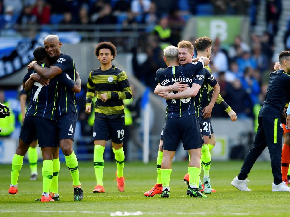 Los jugadores citizens celebran el título de liga sobre el césped del estadio de Brighton.