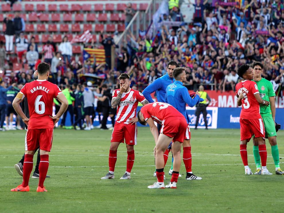 Los jugadores del Girona se lamentan sobre el césped de Montilivi.