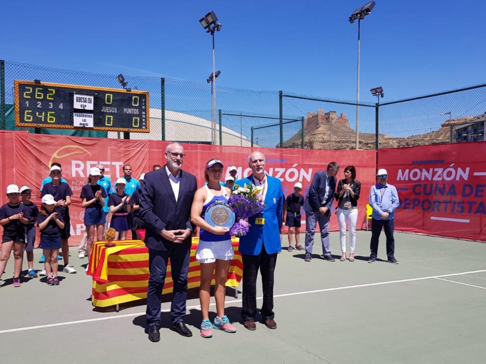 Podoroska, entre el alcalde de Monzón, Álvaro Burrell, y José Antonio Senz de Broto.
