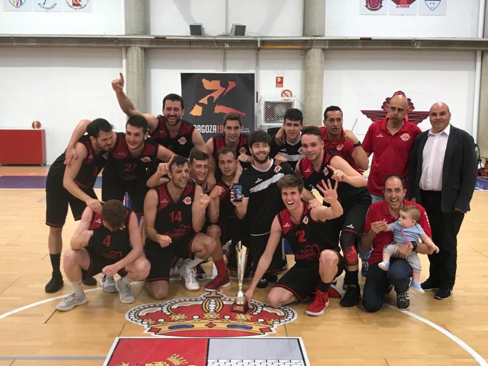 El Patria Hispana Seguros Almozara, celebrando el título liguero.