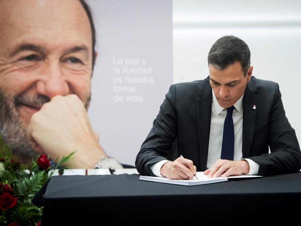 Pedro Sánchez firmando en el libro de condolencias de Rubalcaba.