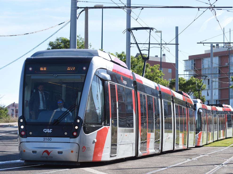 Circula por Zaragoza el primer tranvía doble.