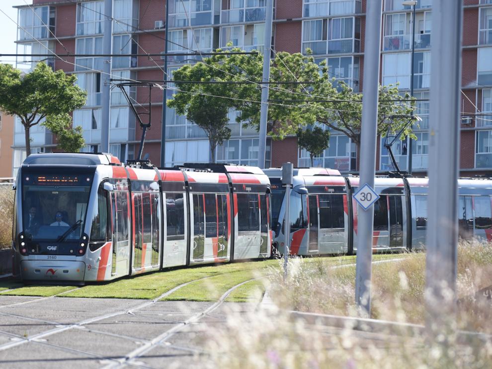 Circula por Zaragoza el primer tranvía doble.