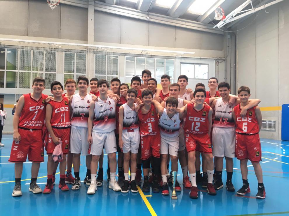 Los dos equipos finalistas, tras la disputa del choque.