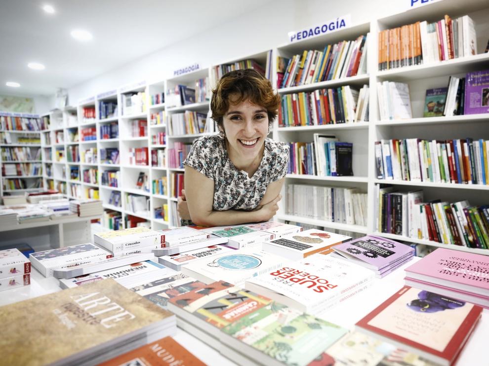 Ana Belén Casanova lleva las riendas de Central. A sus 28 años, es la librera más joven de Zaragoza